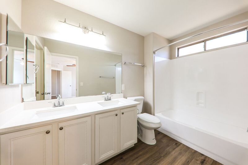 1,835/Mo, 12329 W Windrose Dr El Mirage, AZ 85335 Main Bathroom View