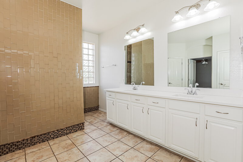 3,145/Mo, 4091 E Carriage Way Gilbert, AZ 85297 Main Bathroom View