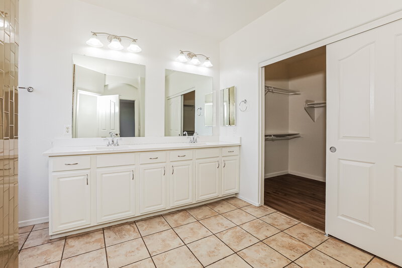 3,145/Mo, 4091 E Carriage Way Gilbert, AZ 85297 Main Bathroom View 2