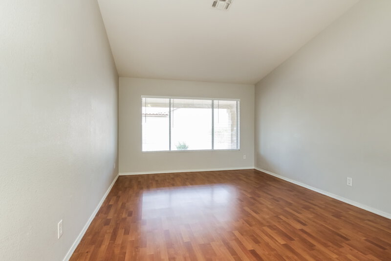 2,300/Mo, 6402 W Potter Dr Glendale, AZ 85308 Living Room View