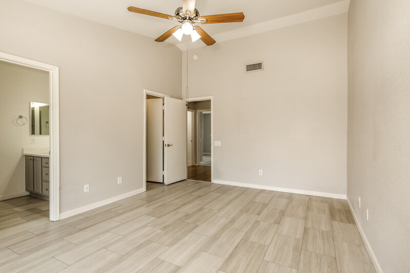 2,300/Mo, 6402 W Potter Dr Glendale, AZ 85308 Main Bedroom View 2