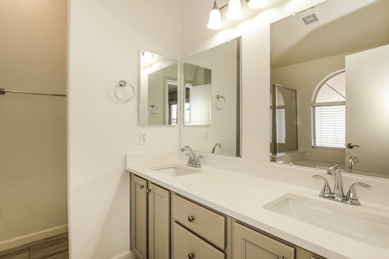 2,300/Mo, 6402 W Potter Dr Glendale, AZ 85308 Main Bathroom View