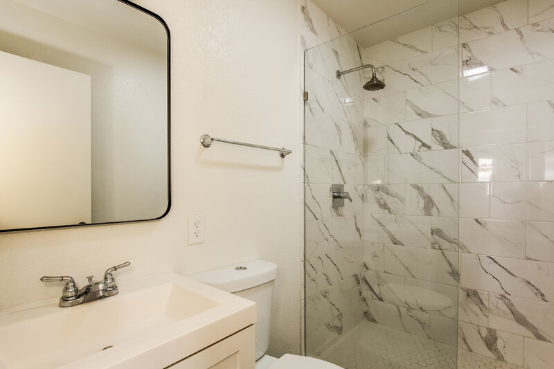 2,265/Mo, 9171 W Harmony Ln Peoria, AZ 85382 Bathroom View 2