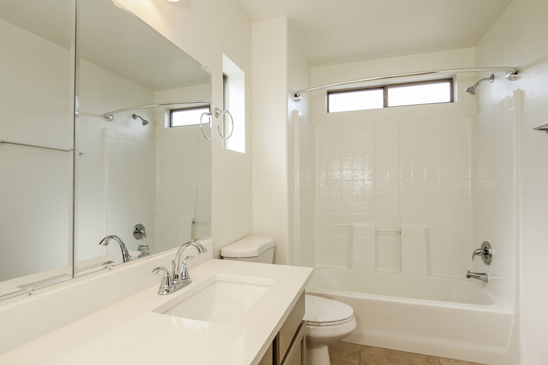 2,170/Mo, 22052 N 30th Dr Phoenix, AZ 85027 Main Bathroom View