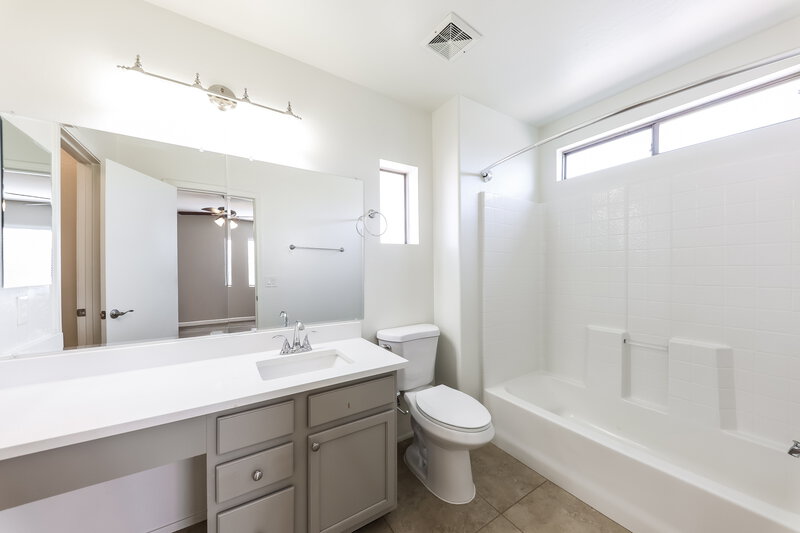 2,145/Mo, 22052 N 30th Dr Phoenix, AZ 85027 Main Bathroom View