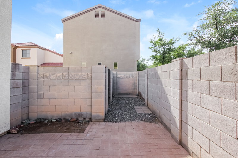 2,170/Mo, 22052 N 30th Dr Phoenix, AZ 85027 Rear View 2