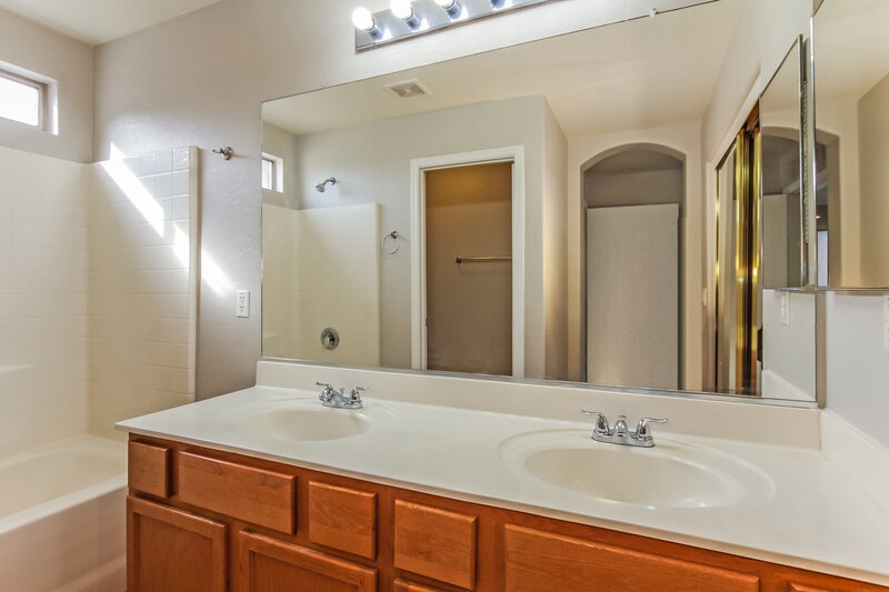 1,905/Mo, 11374 W Pima St Avondale, AZ 85323 Main Bathroom View