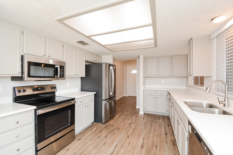 1,955/Mo, 8832 W Hazelwood St Phoenix, AZ 85037 Kitchen View 2