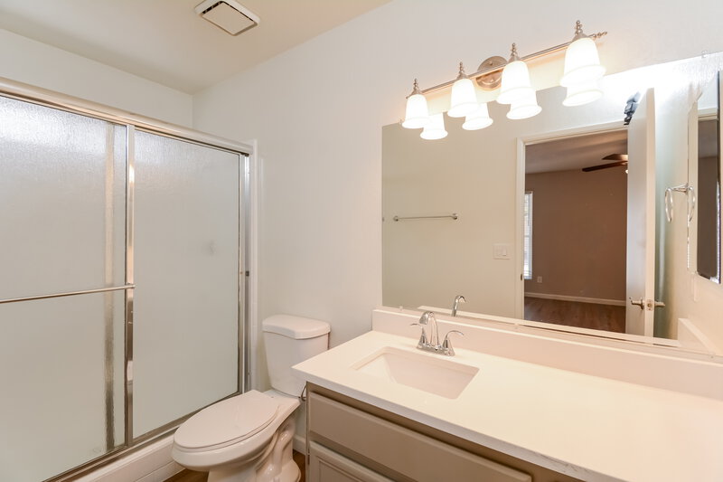 1,955/Mo, 8832 W Hazelwood St Phoenix, AZ 85037 Main Bathroom View