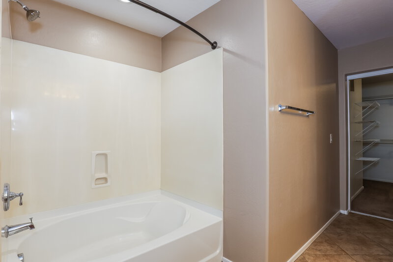 2,270/Mo, 2044 S Heron Ln Gilbert, AZ 85295 Main Bathroom View 2