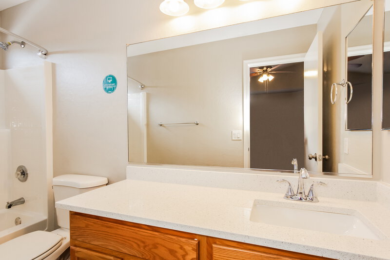 2,230/Mo, 13710 N 124th Ln El Mirage, AZ 85335 Main Bathroom View