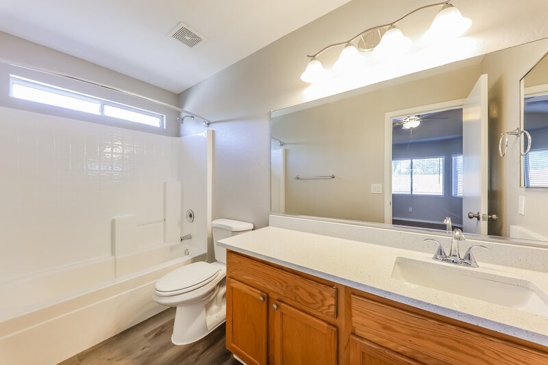 2,100/Mo, 13710 N 124th Ln El Mirage, AZ 85335 Main Bathroom View
