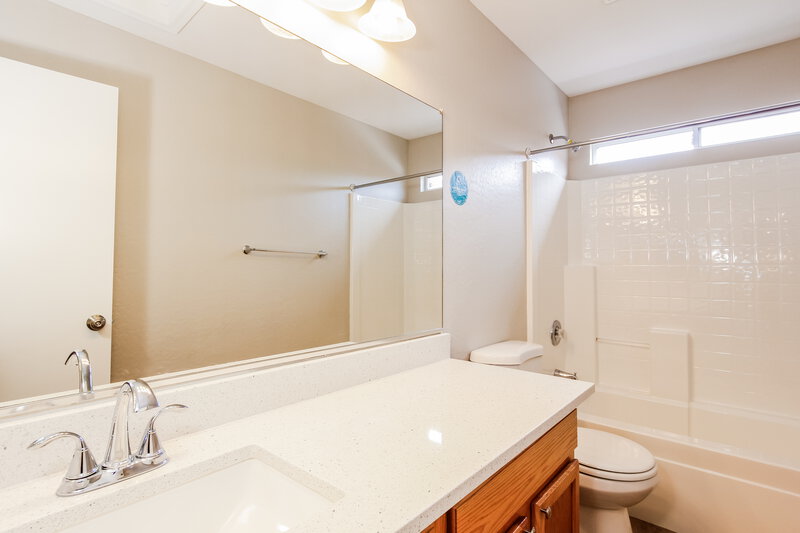 2,230/Mo, 13710 N 124th Ln El Mirage, AZ 85335 Bathroom View