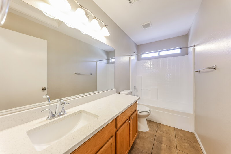 2,100/Mo, 13710 N 124th Ln El Mirage, AZ 85335 Bathroom View