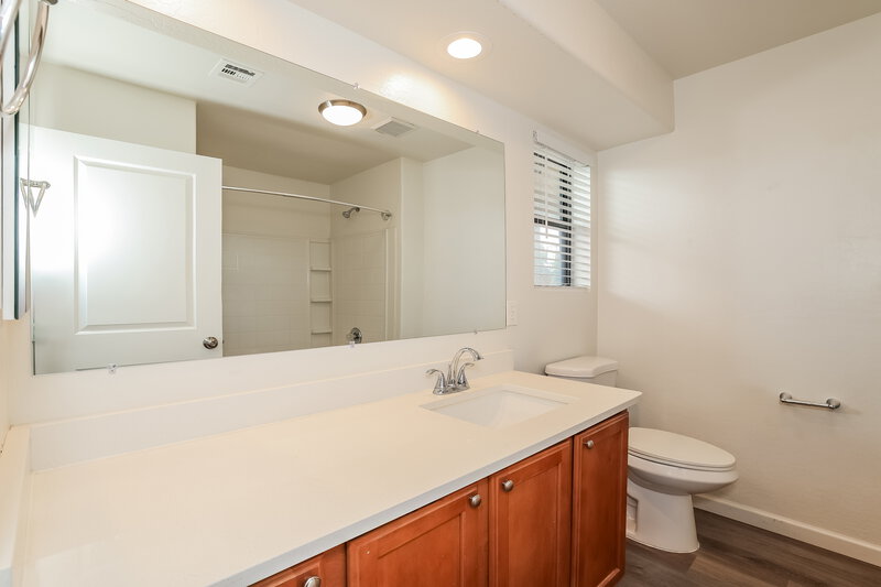 1,795/Mo, 2547 W Lynne Ave Phoenix, AZ 85041 Main Bathroom View