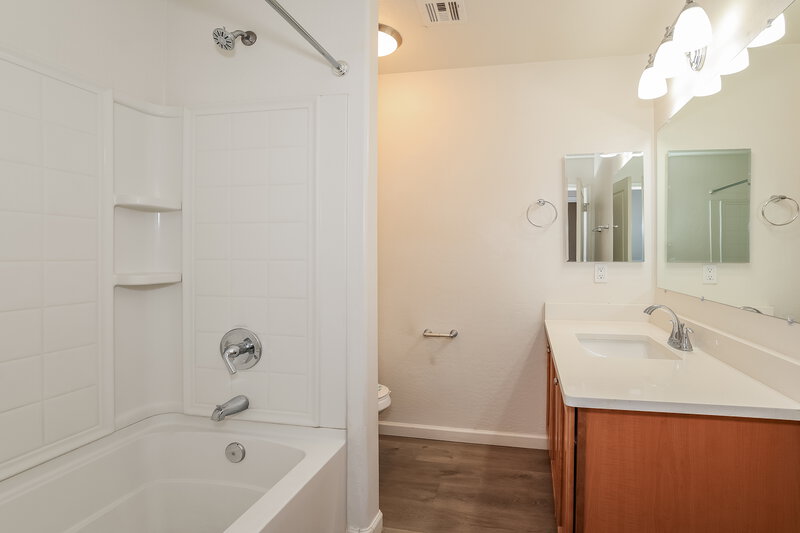 1,795/Mo, 2547 W Lynne Ave Phoenix, AZ 85041 Bathroom View