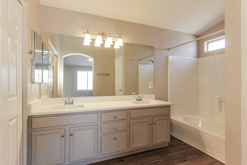 2,240/Mo, 2222 S Harper St Mesa, AZ 85209 Main Bathroom View