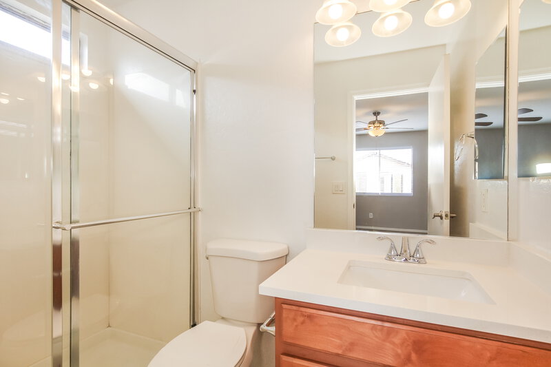 2,040/Mo, 14841 W Redfield Rd Surprise, AZ 85379 Main Bathroom View