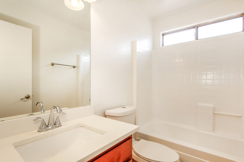 2,040/Mo, 14841 W Redfield Rd Surprise, AZ 85379 Bathroom View