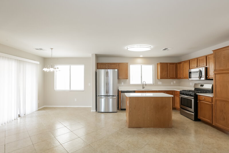 2,105/Mo, 4605 W Ellis St Laveen, AZ 85339 Living Room View 4