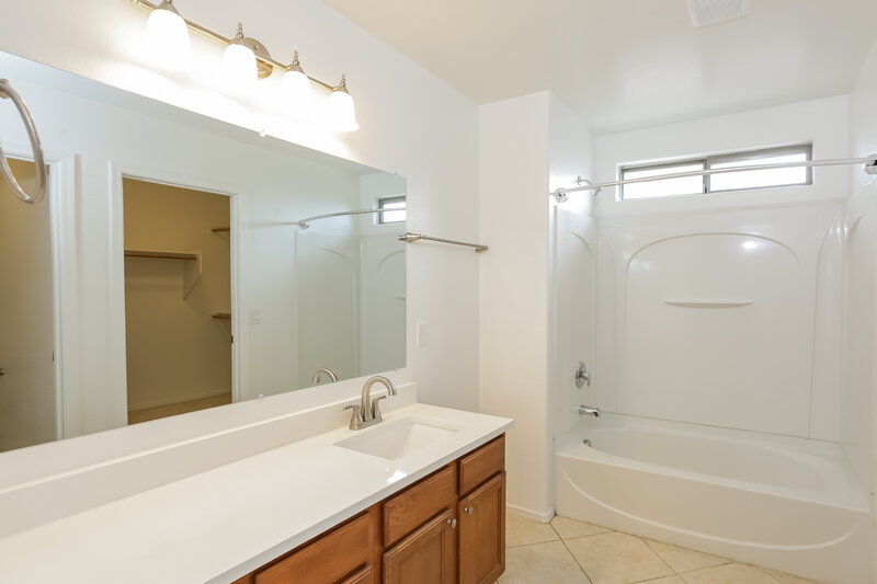 2,105/Mo, 4605 W Ellis St Laveen, AZ 85339 Main Bathroom View