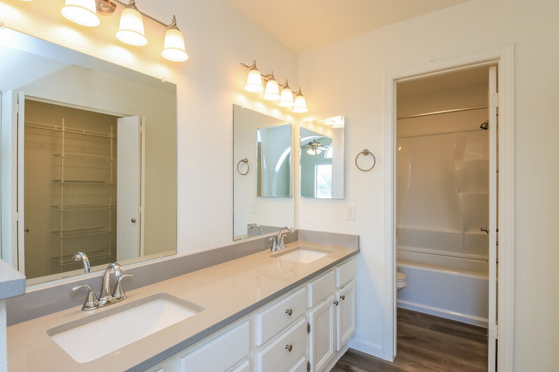 2,515/Mo, 1505 E Commerce Ave Gilbert, AZ 85234 Main Bathroom View