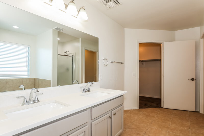 1,970/Mo, 6409 S 69th Glen Laveen, AZ 85339 Main Bathroom View