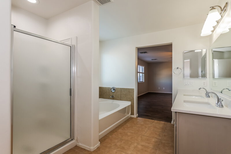 1,970/Mo, 6409 S 69th Glen Laveen, AZ 85339 Main Bathroom View 2