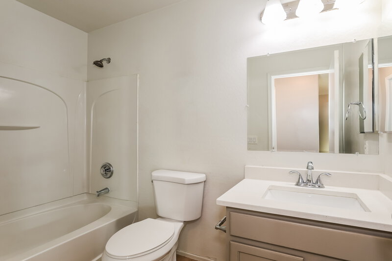 1,970/Mo, 6409 S 69th Glen Laveen, AZ 85339 Bathroom View