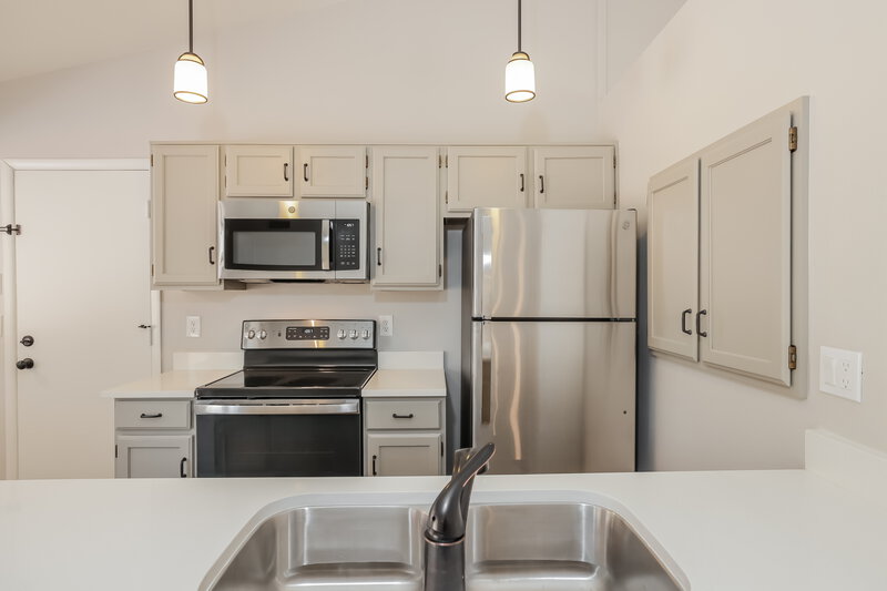 1,820/Mo, 8144 N 32nd Ave Phoenix, AZ 85051 Kitchen View 2