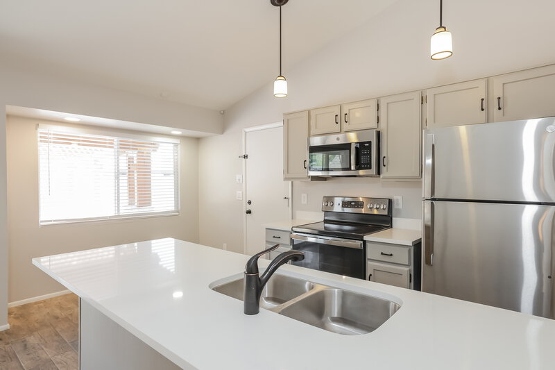 1,820/Mo, 8144 N 32nd Ave Phoenix, AZ 85051 Kitchen View 3