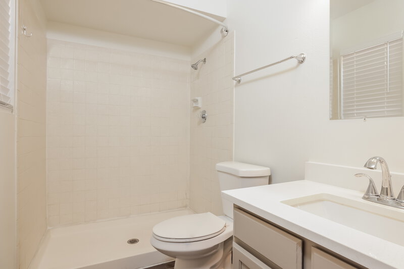 1,820/Mo, 8144 N 32nd Ave Phoenix, AZ 85051 Main Bathroom View