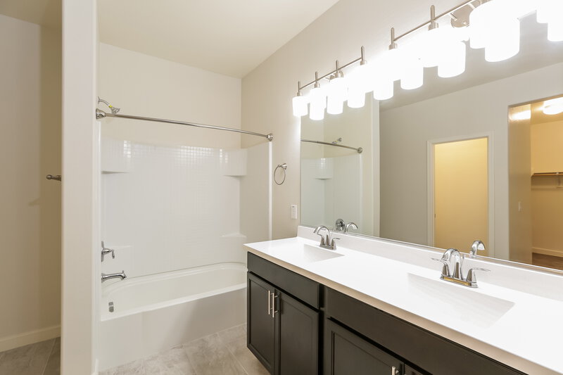 2,145/Mo, 7325 W Magnolia St Phoenix, AZ 85043 Main Bathroom View