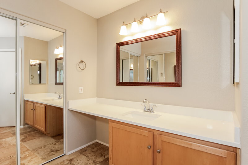 2,680/Mo, 4004 E Melinda Ln Phoenix, AZ 85050 Main Bathroom View