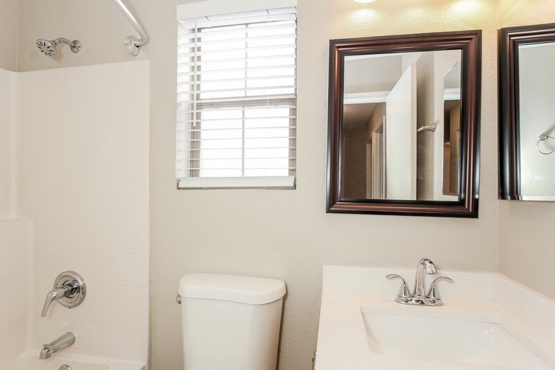 2,680/Mo, 4004 E Melinda Ln Phoenix, AZ 85050 Bathroom View