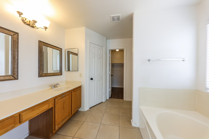 2,055/Mo, 18030 N 89th Dr Peoria, AZ 85382 Main Bathroom View