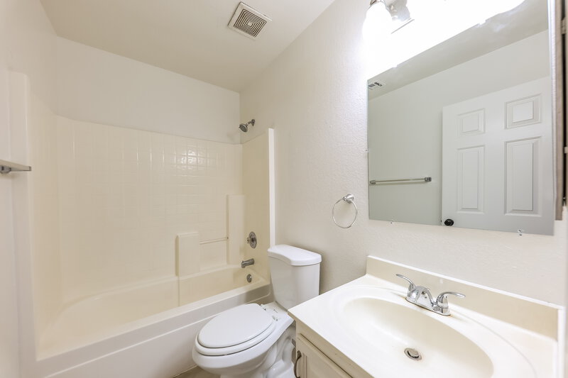 2,055/Mo, 18030 N 89th Dr Peoria, AZ 85382 Bathroom View
