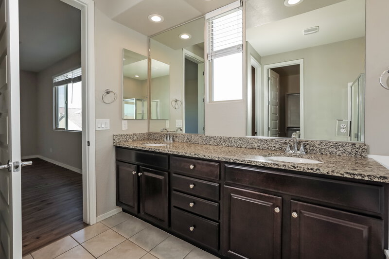 2,360/Mo, 9546 E Thornbush Ave Mesa, AZ 85212 Main Bathroom View 2