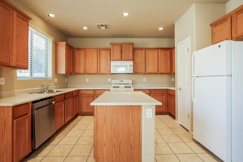 2,705/Mo, 3806 E Geronimo St Gilbert, AZ 85295 Kitchen View