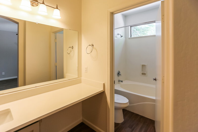2,085/Mo, 10314 W Pioneer St Tolleson, AZ 85353 Main Bathroom View