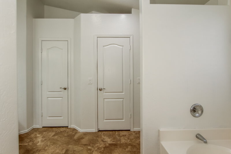 2,455/Mo, 1024 E Tonopah Dr Phoenix, AZ 85024 Main Bathroom View