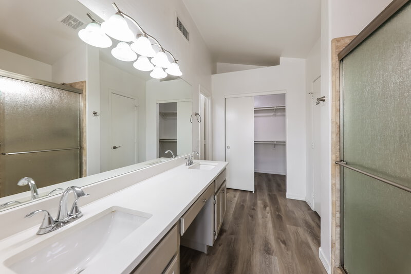 2,340/Mo, 8413 W Bluefield Ave Peoria, AZ 85382 Main Bathroom View