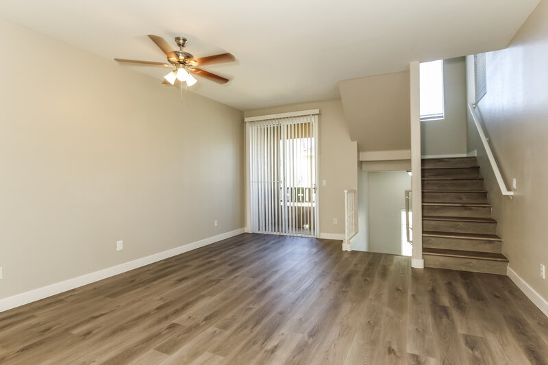 2,055/Mo, 34632 N 30th Ave Phoenix, AZ 85086 Sitting Room View 2