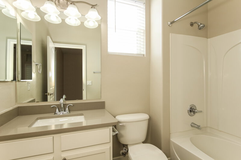 2,055/Mo, 34632 N 30th Ave Phoenix, AZ 85086 Main Bathroom View