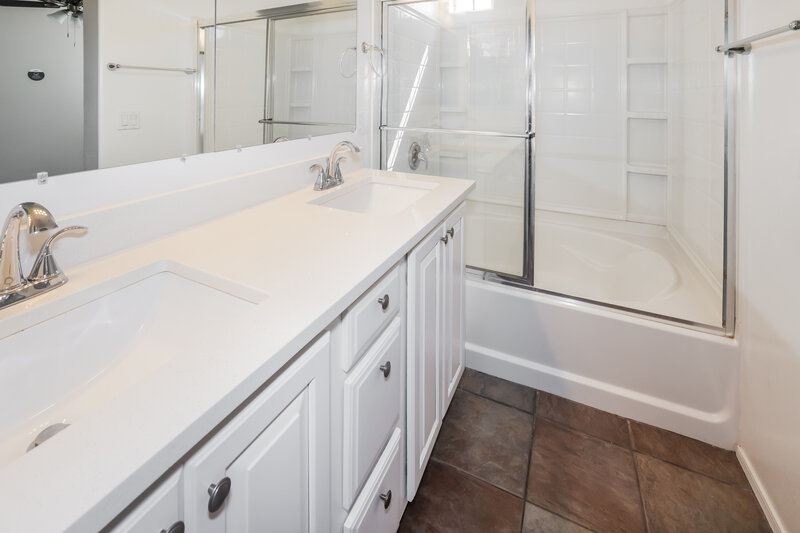 2,130/Mo, 2520 W Old Paint Trl Phoenix, AZ 85086 Main Bathroom View