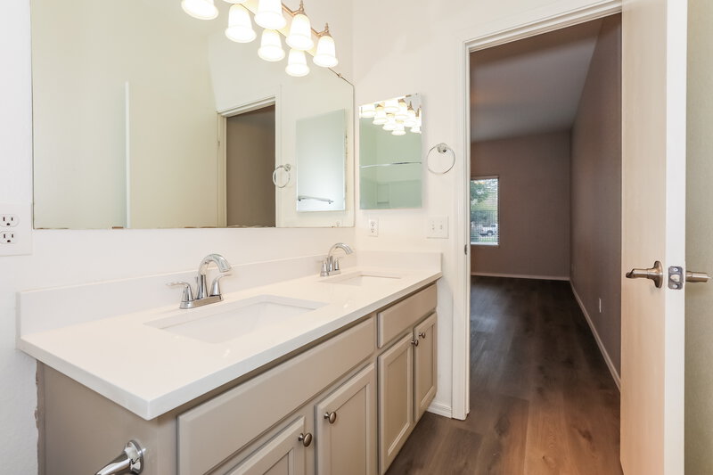 1,670/Mo, 1715 E Renegade Trl San Tan Valley, AZ 85143 Main Bathroom View 2