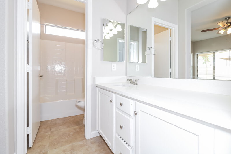 1,870/Mo, 1109 S 4th Ave Avondale, AZ 85323 Main Bathroom View