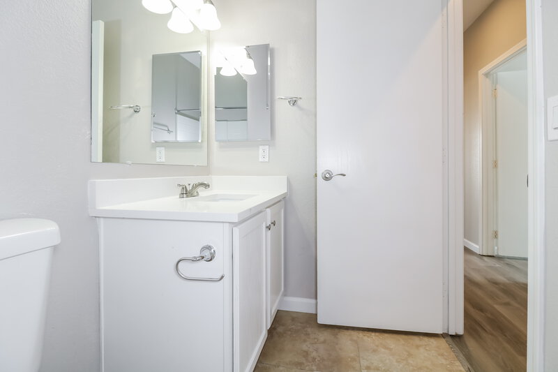 1,870/Mo, 1109 S 4th Ave Avondale, AZ 85323 Main Bathroom View 2