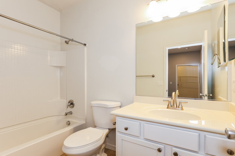 1,795/Mo, 4887 S 245th Ln Buckeye, AZ 85326 Bathroom View