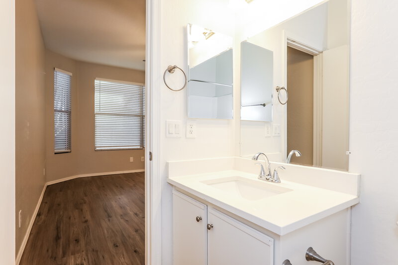 1,850/Mo, 3139 W Pollack St Phoenix, AZ 85041 Main Bathroom View